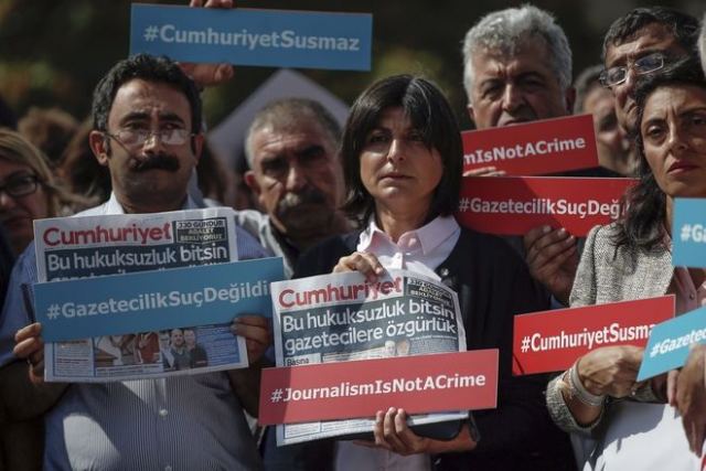 Υπό διωγμό η ελευθεροτυπία στην Τουρκία- Ανακλήθηκαν 889 διαπιστεύσεις δημοσιογράφων