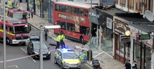 Λεωφορείο έπεσε πάνω σε κατάστημα στο Λονδίνο -Παγιδεύτηκαν δύο επιβάτες [εικόνες]