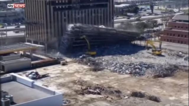 Συγκλονιστικό βίντεο:Κτίριο καταρρέει και καταπλακώνει εκσκαφέα &amp; χειριστή