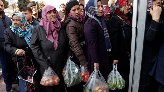 Ουρές στην Τουρκία για τα φθηνά λαχανικά του Ερντογάν