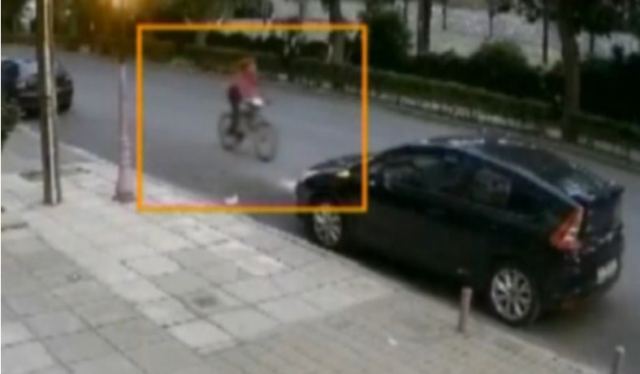 Η στιγμή που αυτοκίνητο παρασύρει κορίτσι με ποδήλατο - Η εγκατάλειψη και το βίντεο ντοκουμέντο [vid]