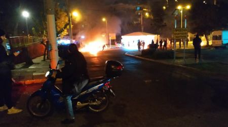 Τρίτη νύχτα ταραχών στη Αττική: Τραυματίστηκε αστυνομικός στο πρόσωπο σε ενέδρα Ρομά
