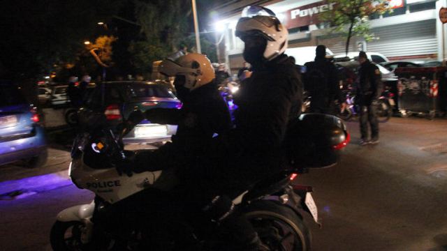 Επίθεση σε γραφεία της Χρυσής Αυγής, τραυματίες δύο αστυνομικοί