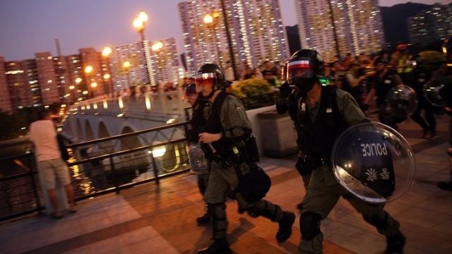 Χονγκ Κονγκ: Συμπλοκές μεταξύ αστυνομίας και διαδηλωτών κατά τη διάρκεια αντικυβερνητικής διαδήλωσης σε εμπορικό κέντρο