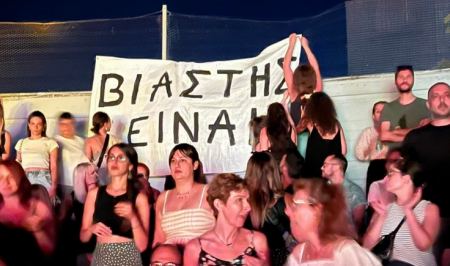 Λιγνάδης: Πανό «βιαστής είναι» και στη συναυλία του Σωκράτη Μάλαμα στη Λάρισα