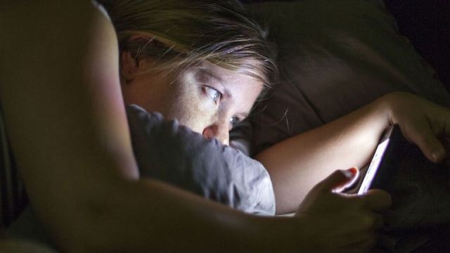 Γιατί δεν πρέπει να κοιτάμε το κινητό πριν τον βραδινό ύπνο - Τι έδειξε επιστημονική μελέτη