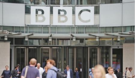 BBC: Νέα καταγγελία σε βάρος του παρουσιαστή - Νεαρός ισχυρίζεται ότι δέχτηκε υβριστικά και απειλητικά μηνύματα