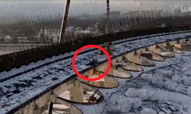 Βίντεο ανατριχίλα: Η στιγμή που καταρρέει οροφή 28.000 τ.μ. και παρασέρνει στον θάνατο εργάτη!
