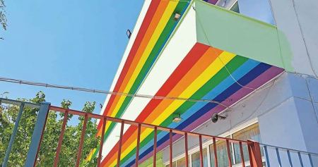 Αντιδράσεις για πολύχρωμο δημοτικό σχολείο στην Κόρινθο - Το συνδυάζουν με τα χρώματα της ΛΟΑΤΚΙ+ σημαίας