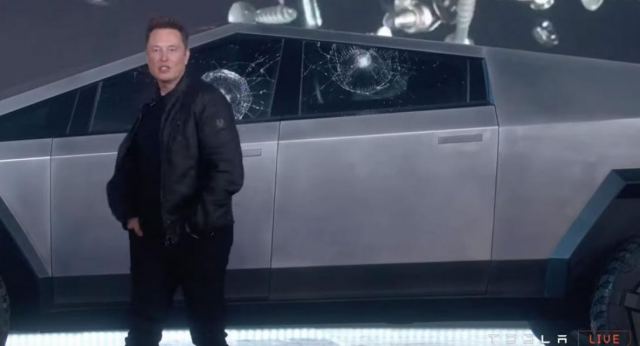 «Ρεζίλι» ο Ίλον Μασκ στην παρουσίαση του νέου οχήματος της Tesla (vid)