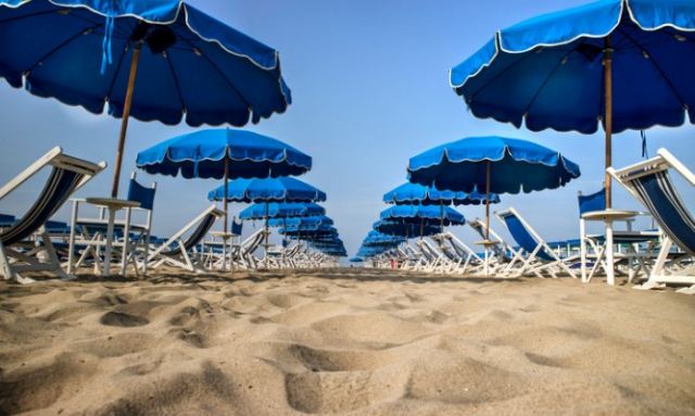 Παραλία: Κόλπα για να μειώσετε την αφόρητη ζέστη εκεί που κάθεστε [vid]