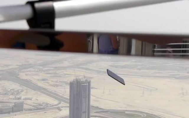 Τι θα πάθει ένα iPhone 7 αν το πετάξεις από το ψηλότερο κτίριο του κόσμου