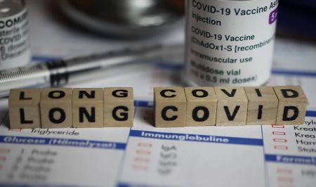 Κορωνοϊός: Τα επίμονα συμπτώματα της long Covid εμφανίζονται μέχρι και 18 μήνες μετά τη νόσηση