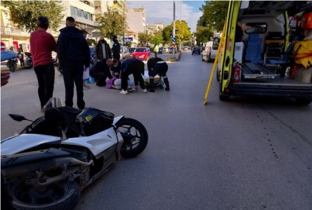 Σύγκρουση μηχανής με αυτοκίνητο στη Λάρισα – Δύο τραυματίες