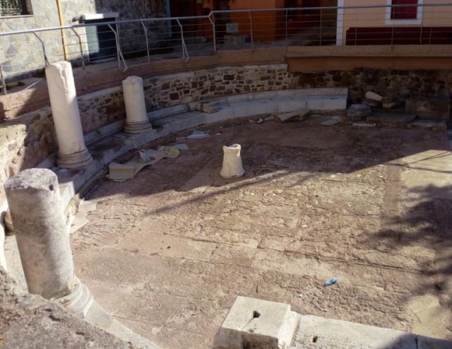 Αρχαιότητες στο έλεος βανδάλων - Λιωμένα κεριά σε ψηφιδωτά σε αρχαιολογικό χώρο στη Μυτιλήνη