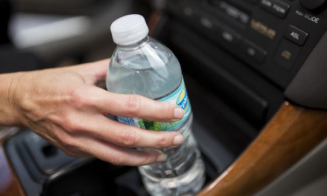 Πότε υπάρχει κίνδυνος από το πλαστικό μπουκάλι νερού;