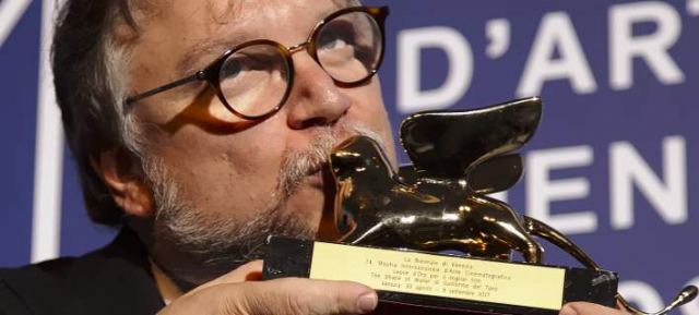 Ο Γκιγιέρμο ντελ Τόρο νικητής στο Φεστιβάλ Βενετίας -Με την ιστορία μίας κωφάλαλης [βίντεο]