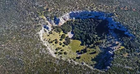 Βοιωτία: Ο μυστηριώδης κρατήρας στον Παρνασσό που ελάχιστοι έχουν αντικρίσει (ΒΙΝΤΕΟ)