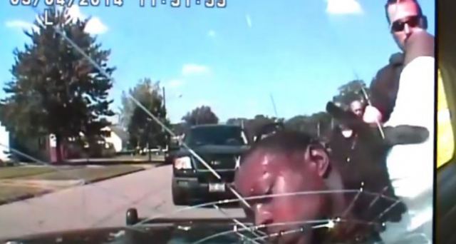 Συγκλονιστικό βίντεο! Αστυνομικοί σπάνε το παρμπριζ του περιπολικού τους με το... κεφάλι συλληφθέντα [vid]