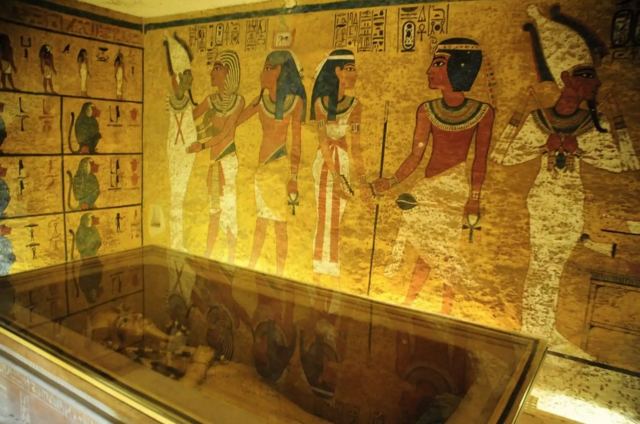 Αιγύπτιοι αρχαιολόγοι υποστηρίζουν ότι βρήκαν τον χαμένο τάφο της Νεφερτίτης! Αν ισχύει θα είναι η ανακάλυψη του αιώνα!