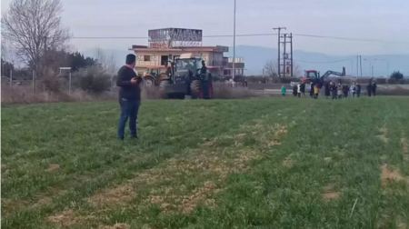 Αγρότες διασχίζουν χωράφια για να μπουν στη Θεσσαλονίκη μετά το μπλόκο της αστυνομίας