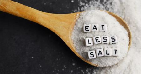 Πίεση: Τι θα συμβεί αν τρώμε ένα κουταλάκι αλάτι λιγότερο την ημέρα