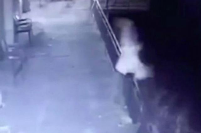Βίντεο σοκ: Πετάει την γυναίκα του από το μπαλκόνι