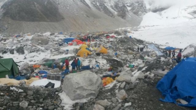 Φρικη στο Νεπαλ! Ανακάλυψαν εκατοντάδες πτώματα θαμμένα από χιονοστιβάδα μετά το σεισμό