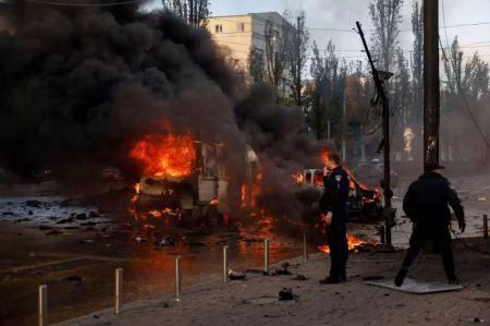 Μαζικό χτύπημα κατά αμάχων στο Κίεβο και άλλες πόλεις - Έριξαν 75 πυραύλους, ανατίναξαν γέφυρα