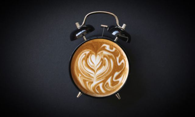 Καφές το πρωί: Γιατί πρέπει να ΜΗΝ πίνετε με άδειο στομάχι
