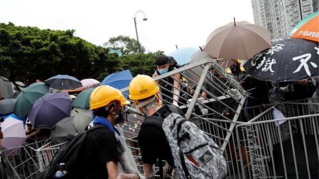 Χονγκ Κονγκ: Νέες διαδηλώσεις και βίαιες συγκρούσεις με την αστυνομία