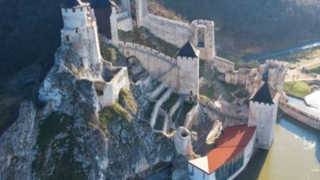 &quot;Πόλη των Περιστεριών&quot;: Το παραμυθένιο κάστρο στις όχθες του Δούναβη που ελάχιστοι γνωρίζουν