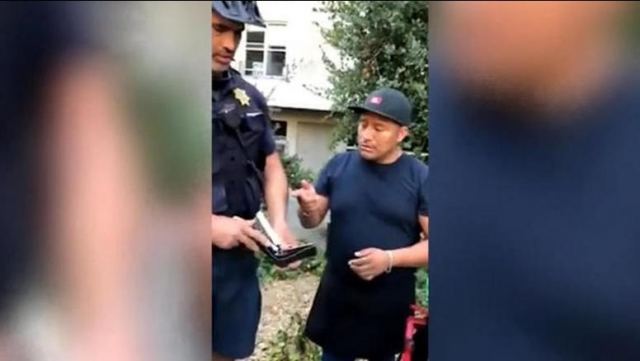 Σάλος στις ΗΠΑ: Βίντεο με αστυνομικό που κλέβει τα λεφτά πλανόδιου πωλητή
