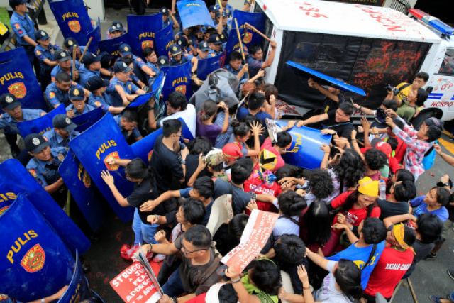 Φορτηγάκι της αστυνομίας έπεσε πάνω στους διαδηλωτές στις Φιλιππίνες [vid]