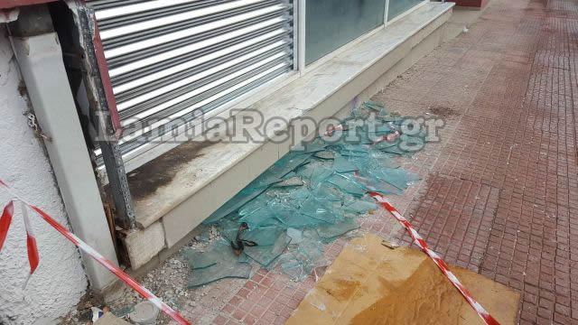 Λαμία: Σπασμένη τζαμαρία στο πεζοδρόμιο... (ΦΩΤΟ)