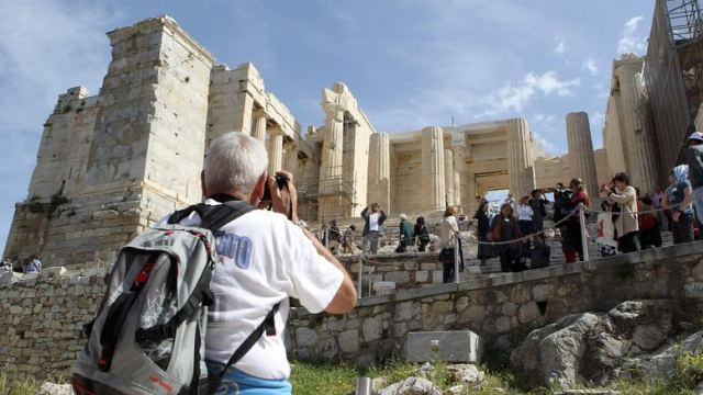 Περισσότεροι από 30 εκ. τουρίστες και 14,6 δισ. έσοδα στην Ελλάδα το 2017