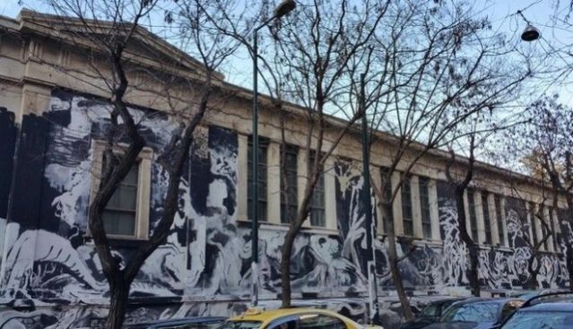 Τεράστιο γκράφιτι κάλυψε το ιστορικό κτίριο του Πολυτεχνείου