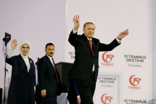 Τουρκία: Συνέλαβαν ακόμη και... μαίες για εμπλοκή στο πραξικόπημα
