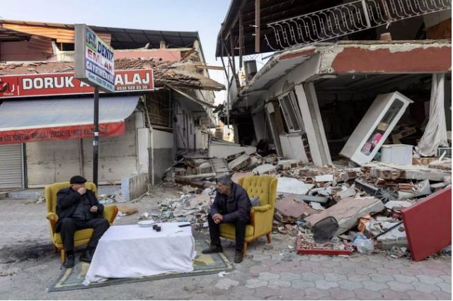 Η στιγμή που οι δύο νέοι σεισμοί χτυπούν την Τουρκία - Έντρομοι οι κάτοικοι στους δρόμους