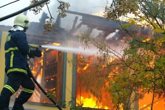 ΤΩΡΑ: Καίγεται σπίτι στο Ελευθεροχώρι - Συναγερμός στην πυροσβεστική