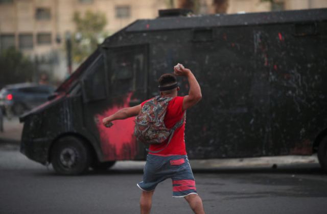 Χιλή: Εισαγγελική έρευνα για το αστυνομικό όχημα που πάτησε νεαρό σε διαδήλωση
