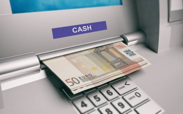 Χρεώσεις τραπεζών: Πώς επιβαρύνονται οι καταναλωτές, τι λένε οι τράπεζες και τι γίνεται στο εξωτερικό