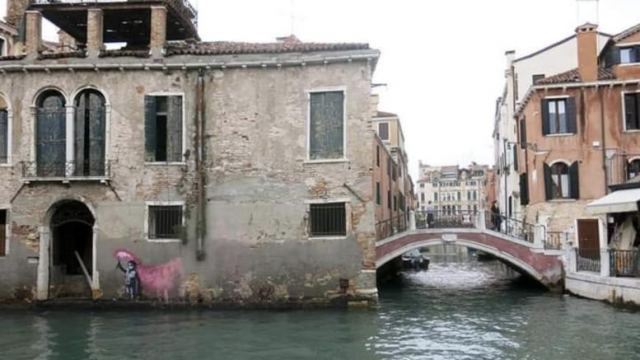 Το γκράφιτι του Μπάνκσι στη Βενετία βούλιαξε στο κανάλι