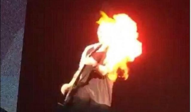 Σοκ επί σκηνής: Κιθαρίστας πήρε φωτιά από πυροτεχνήματα - ΒΙΝΤΕΟ