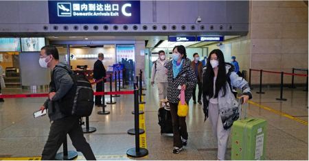 Κορωνοϊός - Κίνα: Η Covid-19 δεν είναι πια «πνευμονία», αλλά «μεταδοτική ασθένεια» - Τέλος η καραντίνα για τους ταξιδιώτες