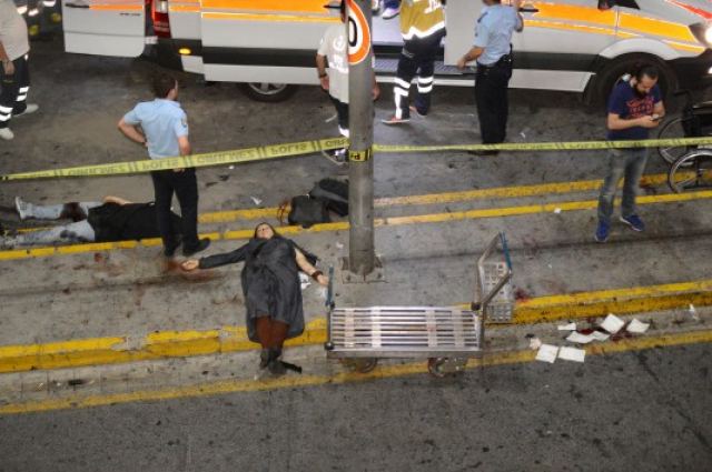 Μακελειό στην Κωνσταντινούπολη - Διπλή επίθεση αυτοκτονίας στο αεροδρόμιο Ατατούρκ με 28 νεκρούς - Πτώματα κι έξω από το αεροδρόμιο