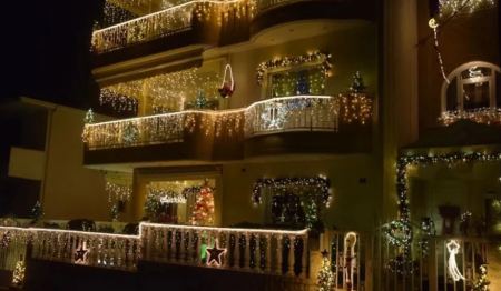 Κοζάνη: Με πάνω από 10.000 λαμπιόνια «ντύθηκε» για τα Χριστούγεννα το πιο εντυπωσιακά στολισμένο σπίτι