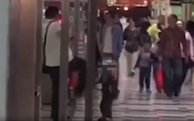 Οργή προκαλεί βίντεο με πατέρα που κλωτσάει τον μικρό του γιο στο στήθος