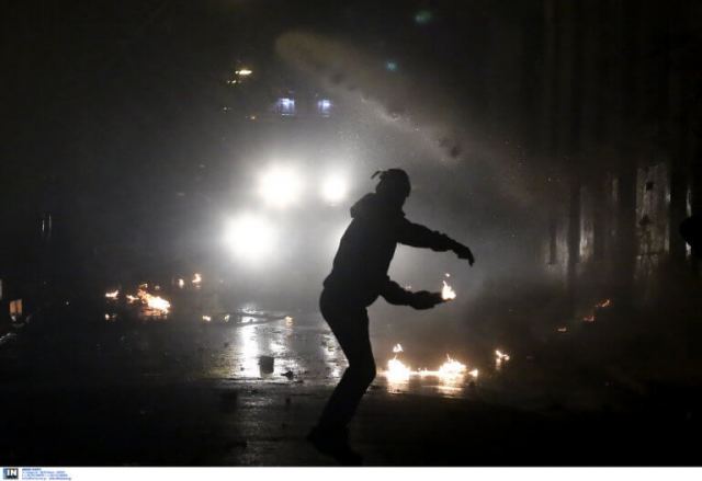 Επιθέσεις με μολότοφ στο κέντρο της Αθήνας! Κάηκε αυτοκίνητο