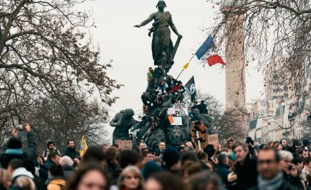 Σε απεργιακό κλοιό η Γαλλία σήμερα - Νέες διαμαρτυρίες για το συνταξιοδοτικό του Μακρόν